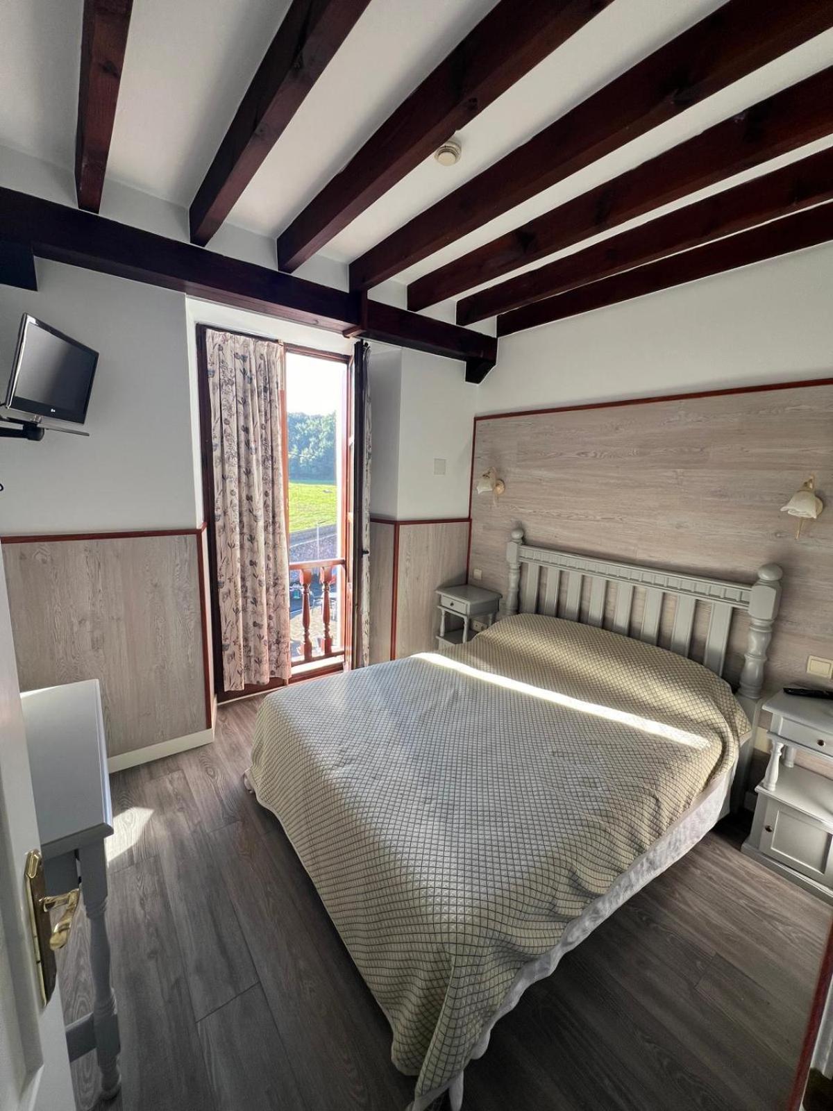 Hotel Villa Maria Revilla De Camargo Екстер'єр фото
